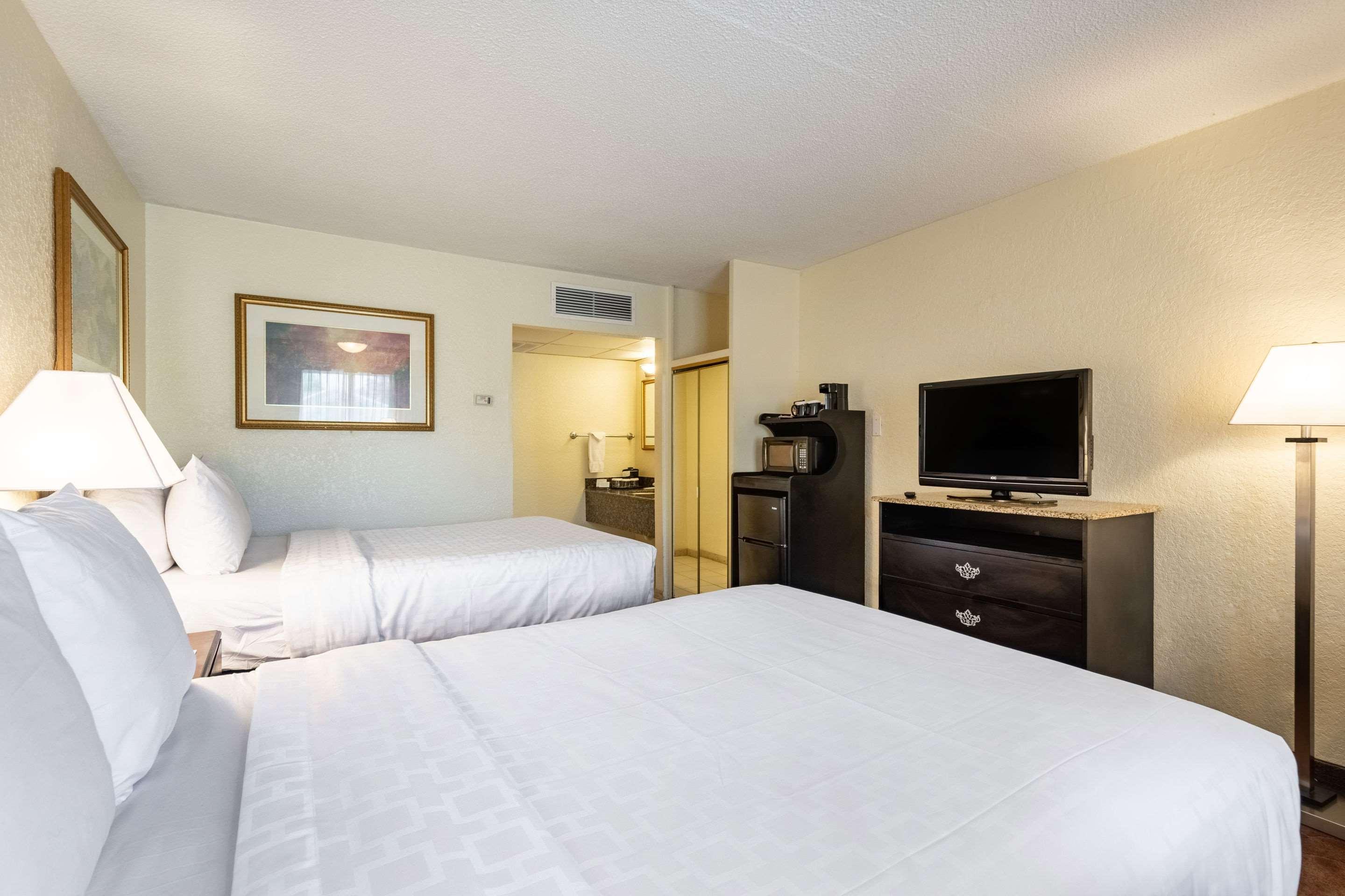 Clarion Inn & Suites Central Clearwater Beach Eksteriør billede