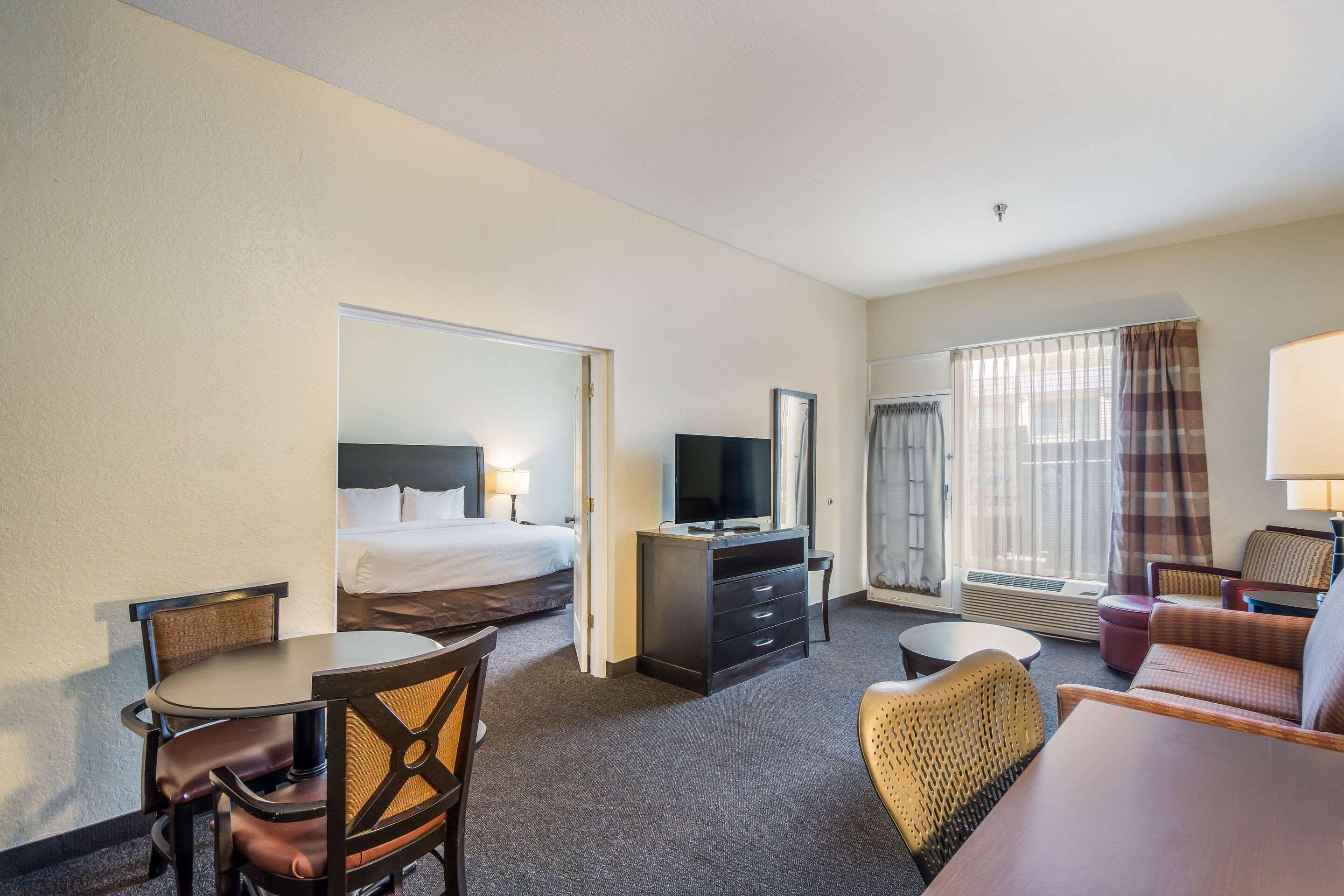 Clarion Inn & Suites Central Clearwater Beach Eksteriør billede