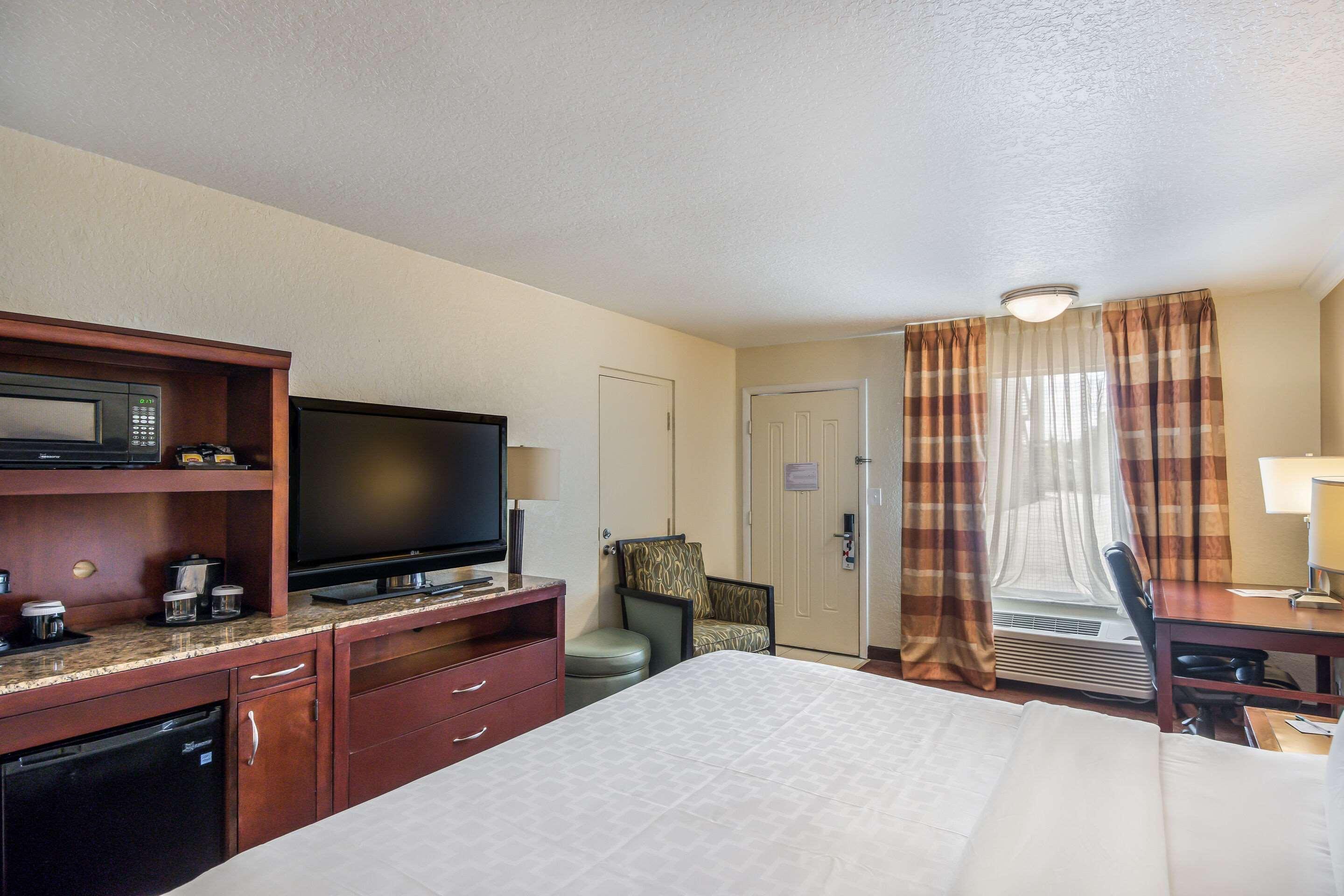 Clarion Inn & Suites Central Clearwater Beach Eksteriør billede
