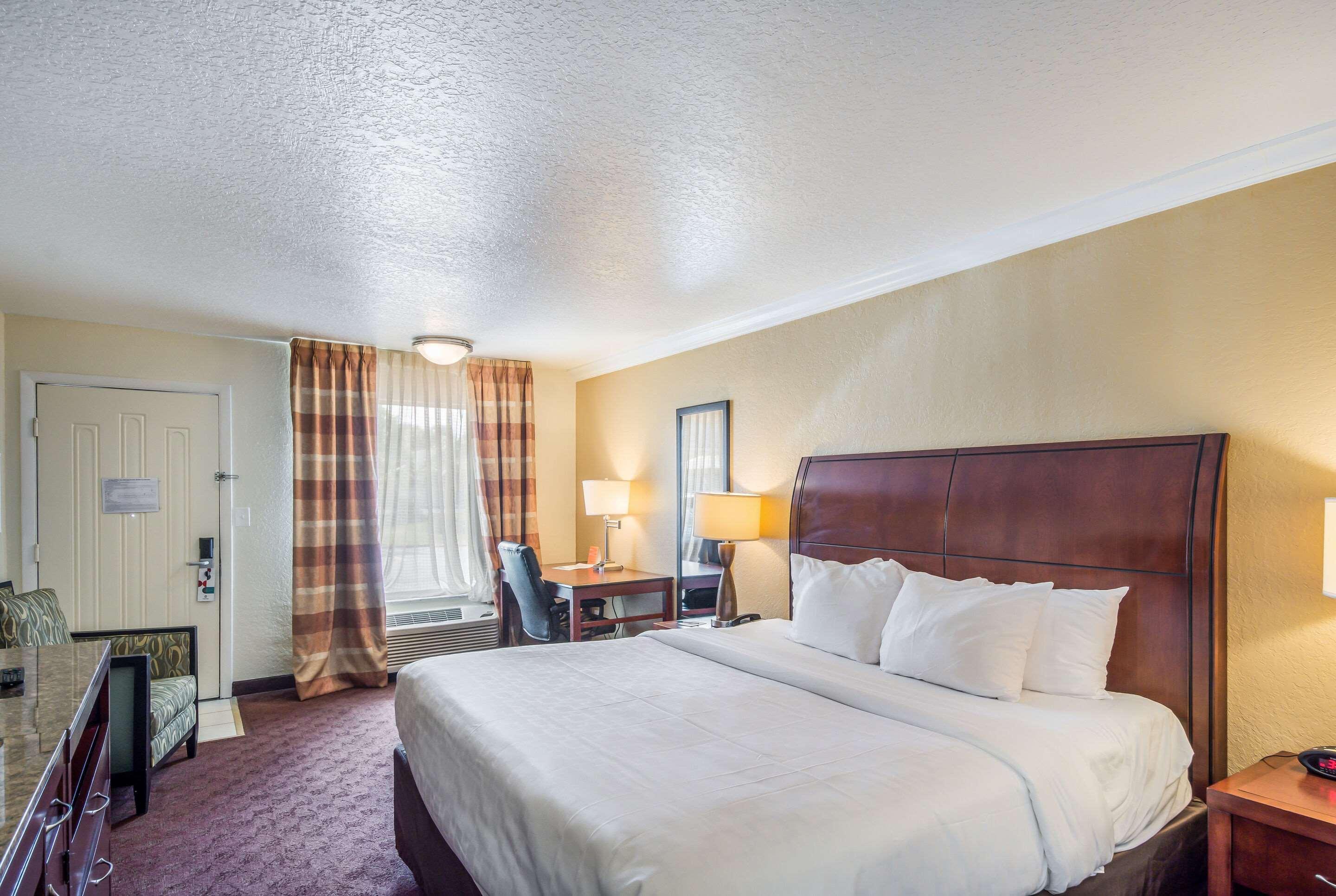 Clarion Inn & Suites Central Clearwater Beach Eksteriør billede