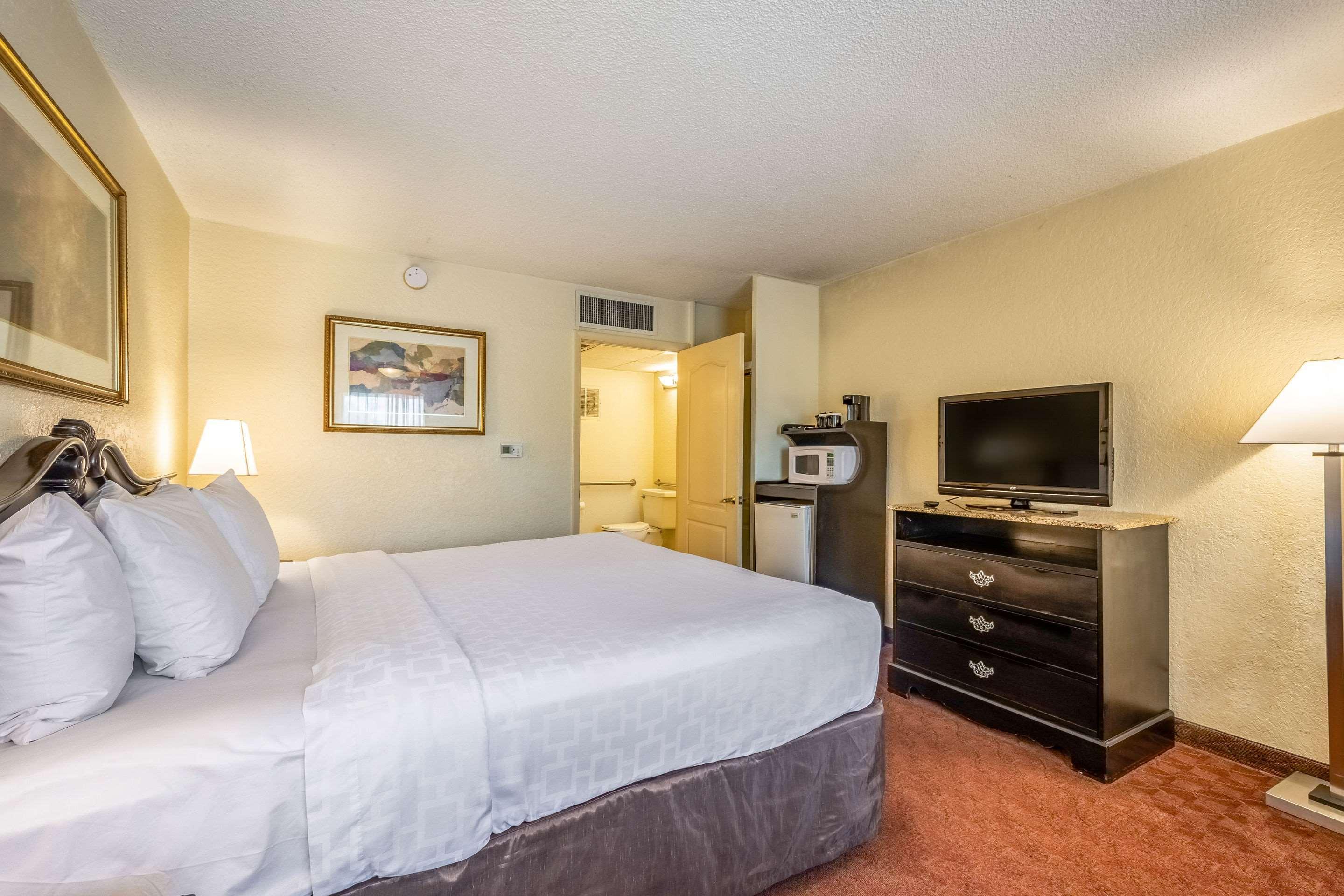 Clarion Inn & Suites Central Clearwater Beach Eksteriør billede