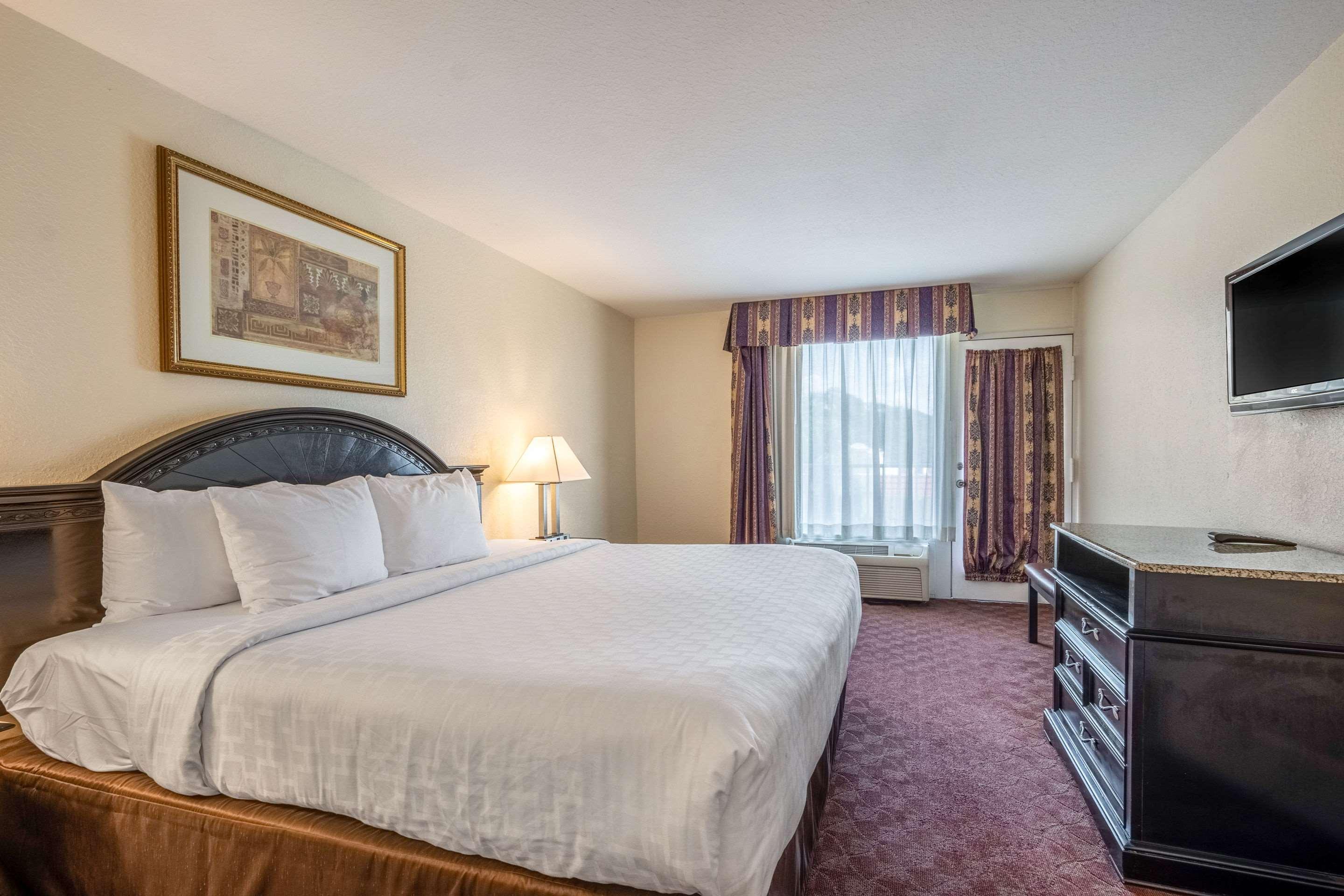 Clarion Inn & Suites Central Clearwater Beach Eksteriør billede