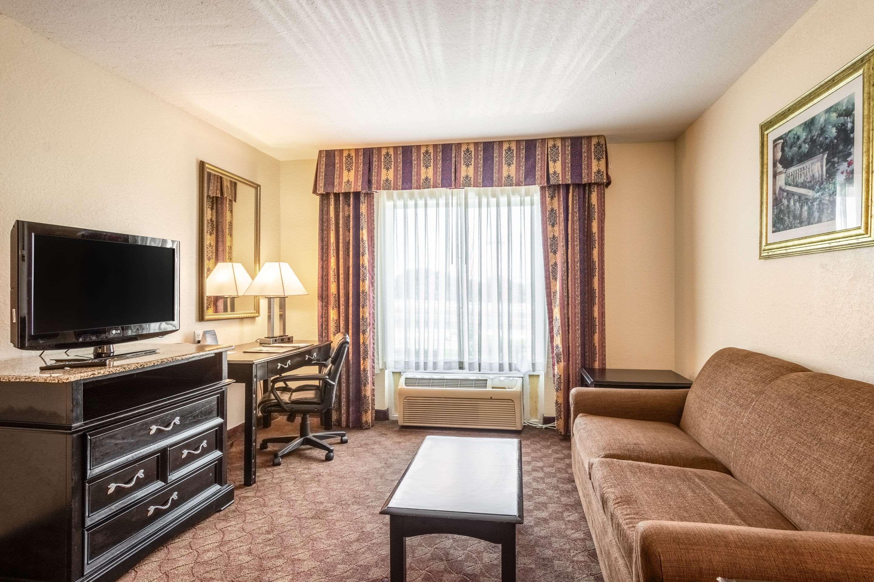 Clarion Inn & Suites Central Clearwater Beach Eksteriør billede