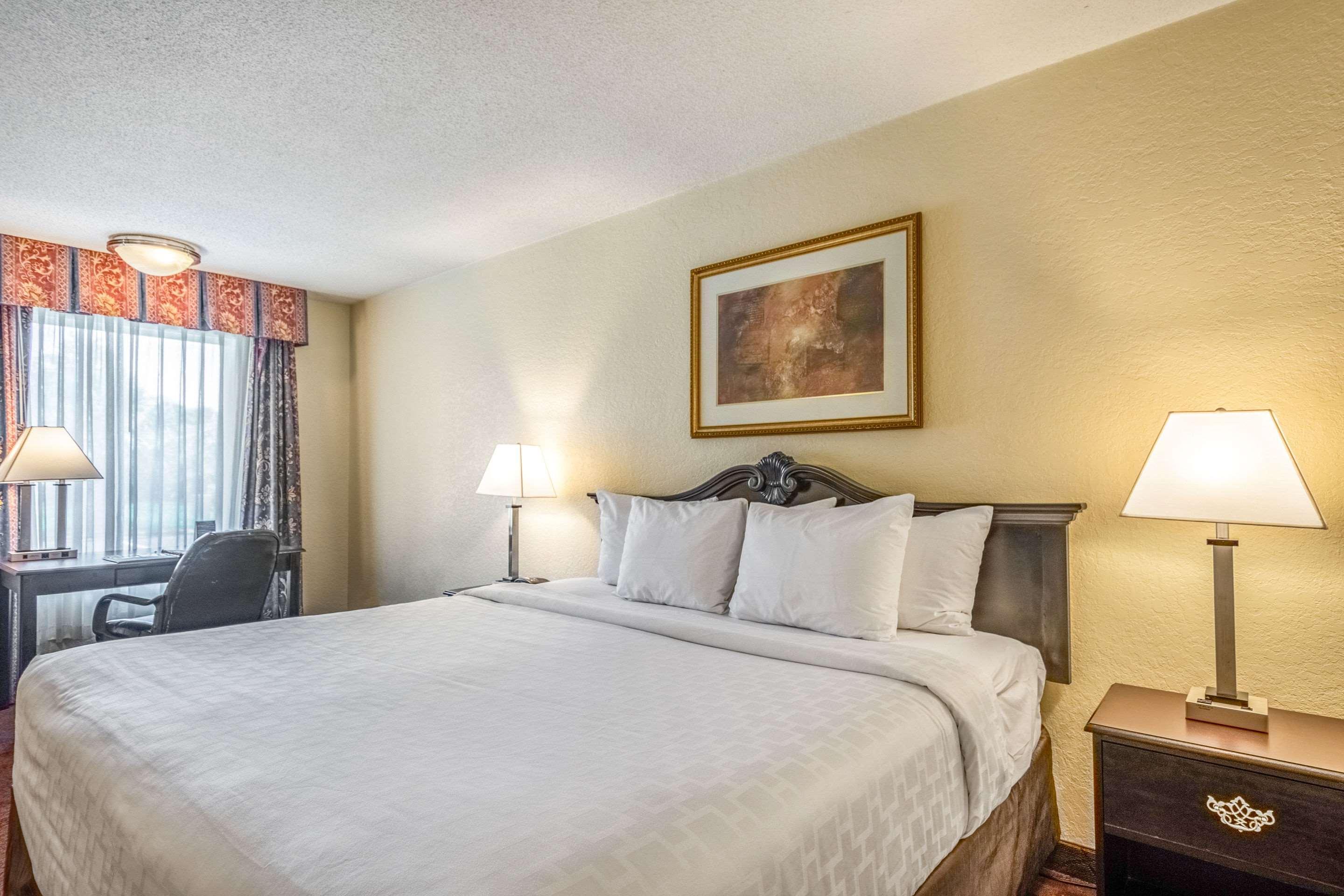 Clarion Inn & Suites Central Clearwater Beach Eksteriør billede