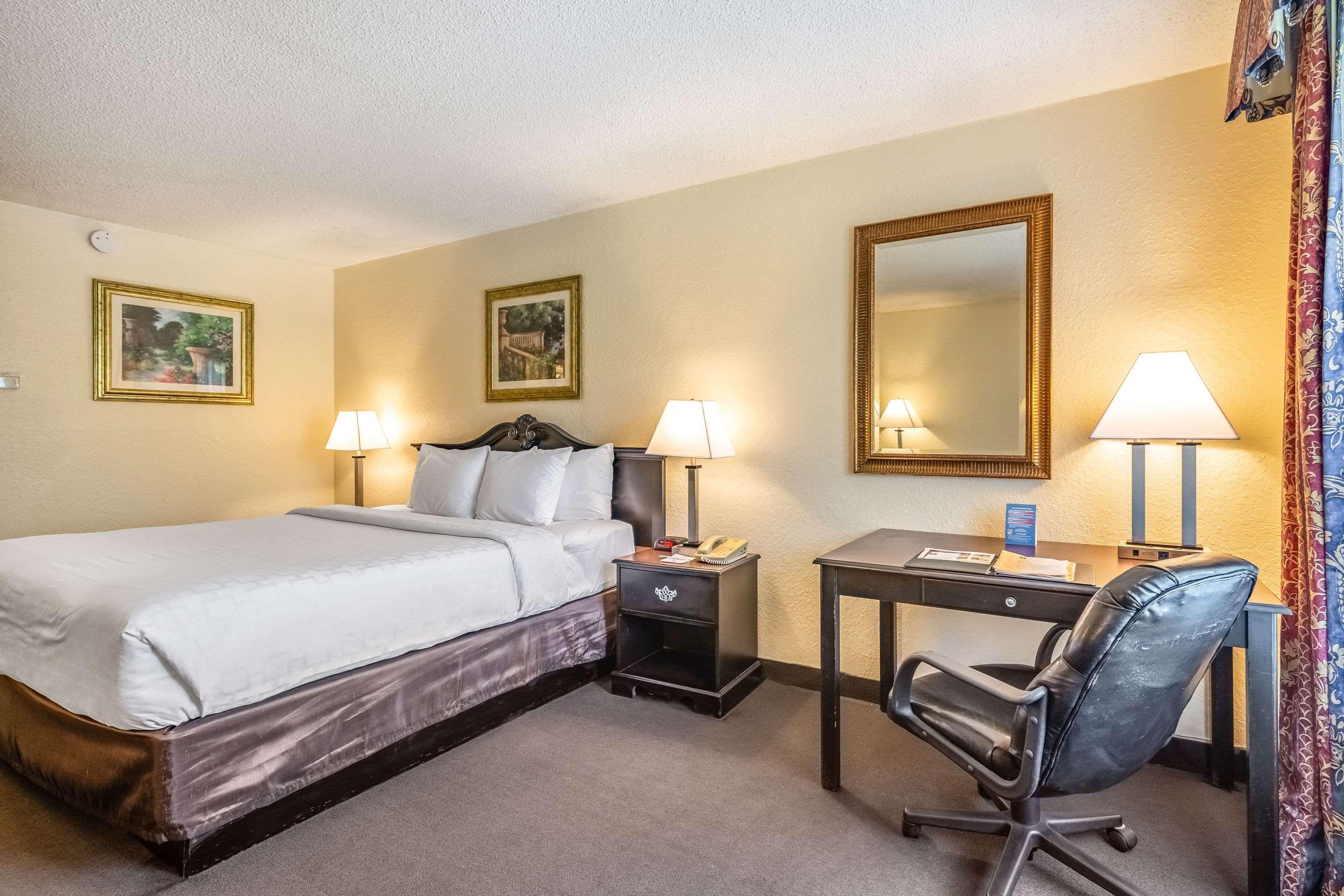 Clarion Inn & Suites Central Clearwater Beach Eksteriør billede