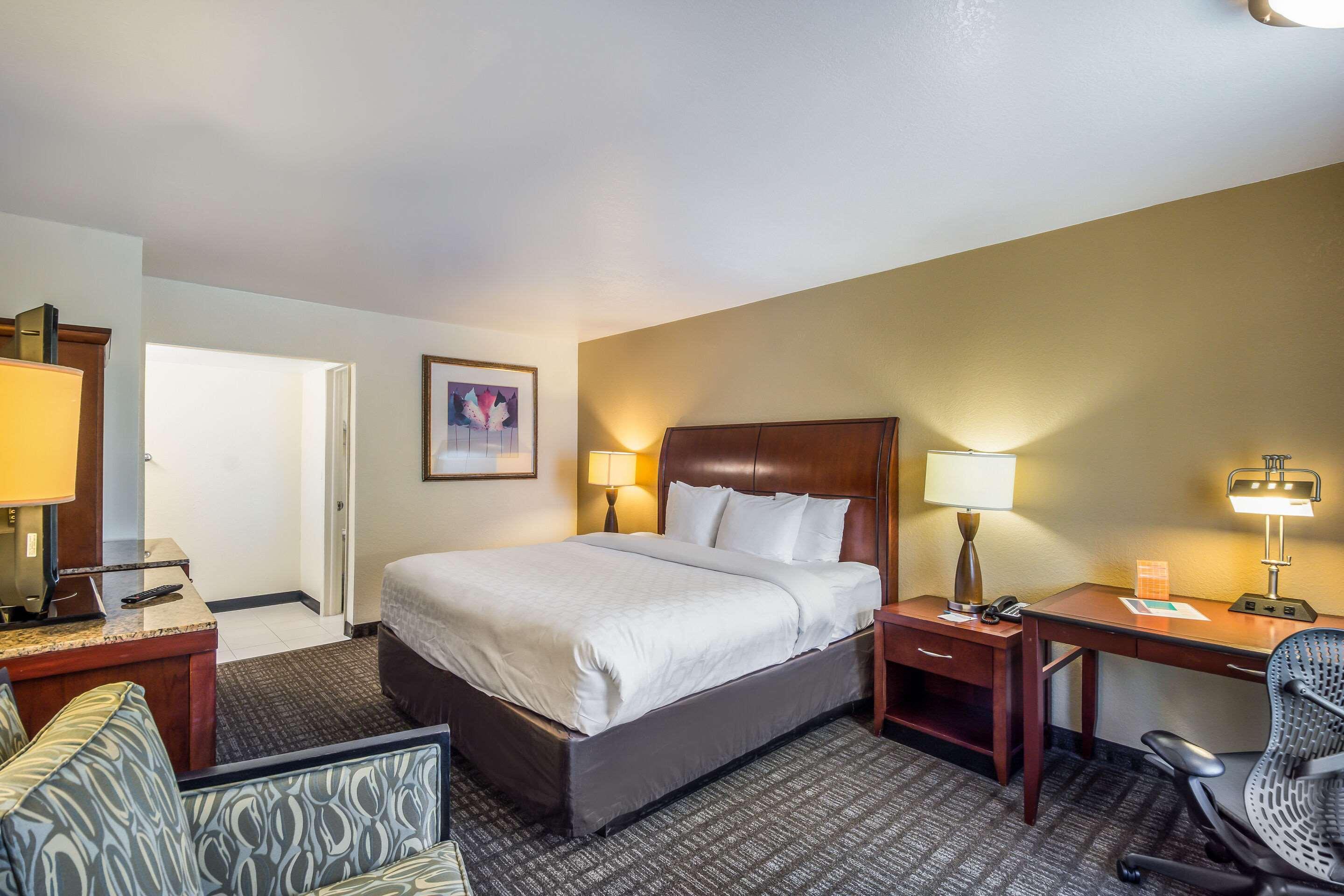 Clarion Inn & Suites Central Clearwater Beach Eksteriør billede