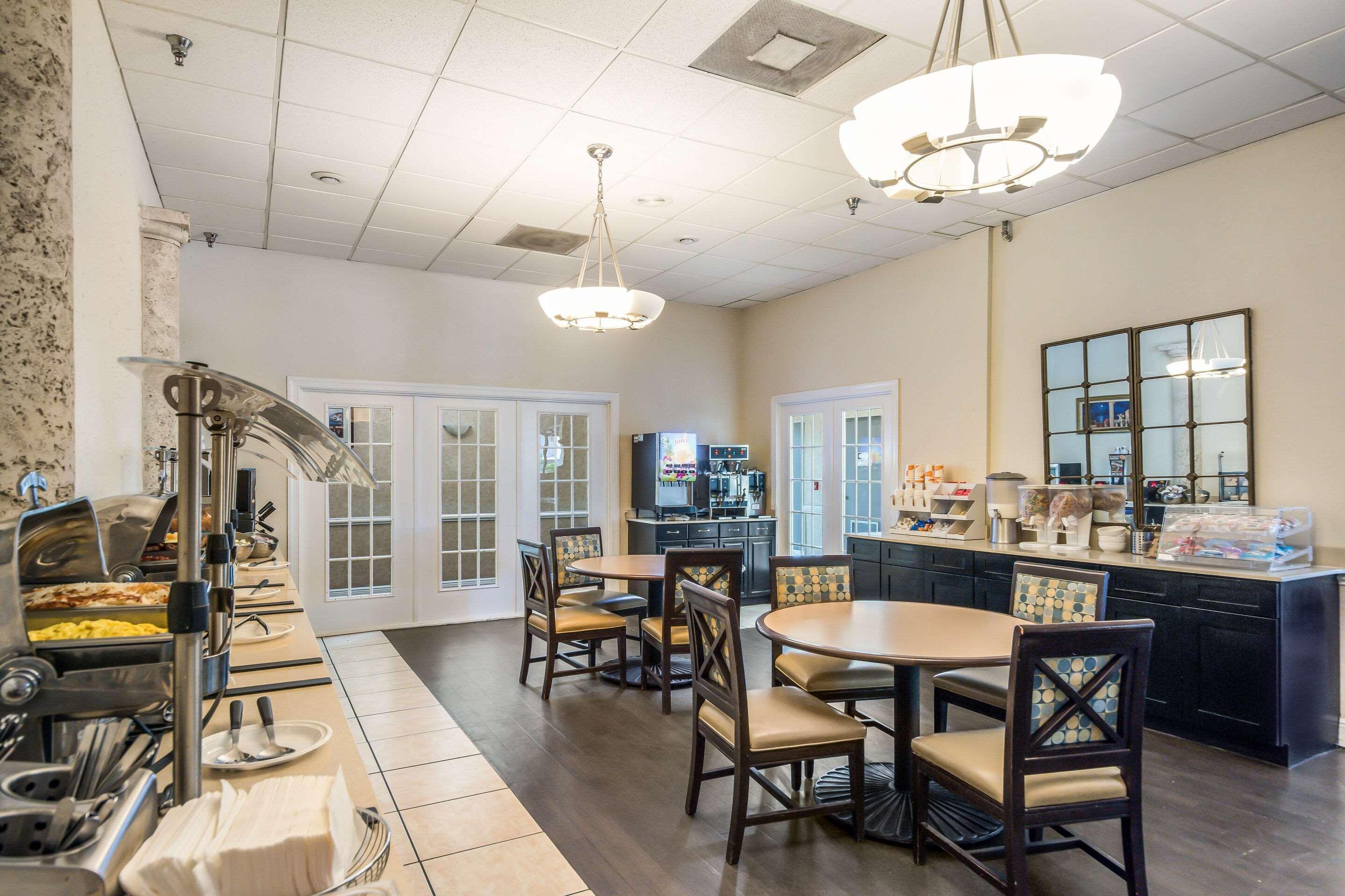 Clarion Inn & Suites Central Clearwater Beach Eksteriør billede