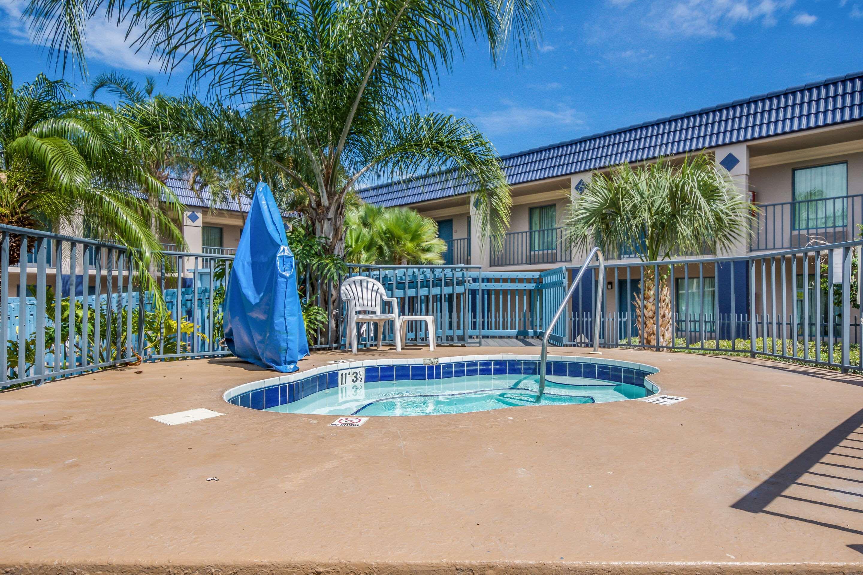 Clarion Inn & Suites Central Clearwater Beach Eksteriør billede