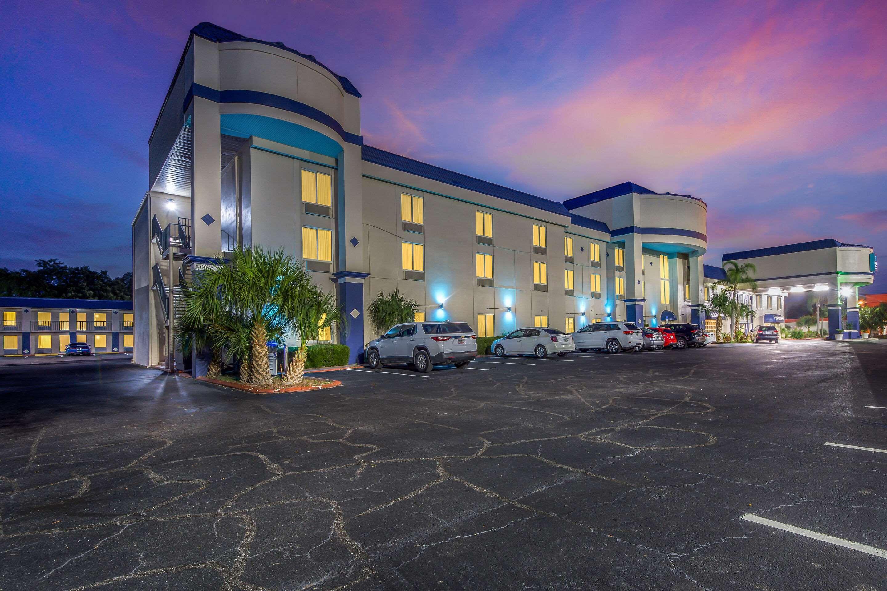 Clarion Inn & Suites Central Clearwater Beach Eksteriør billede