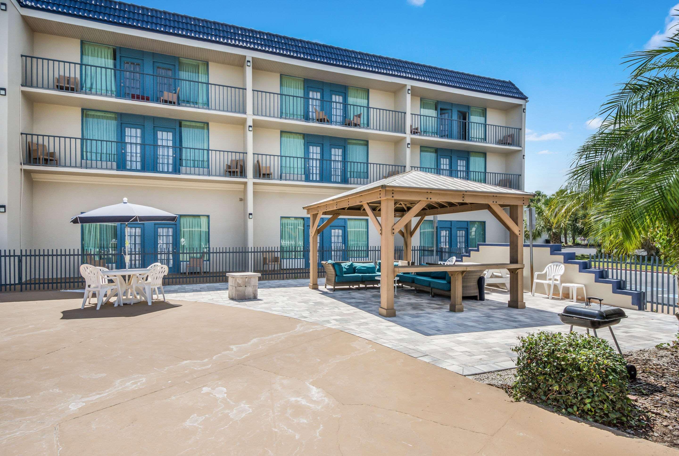 Clarion Inn & Suites Central Clearwater Beach Eksteriør billede