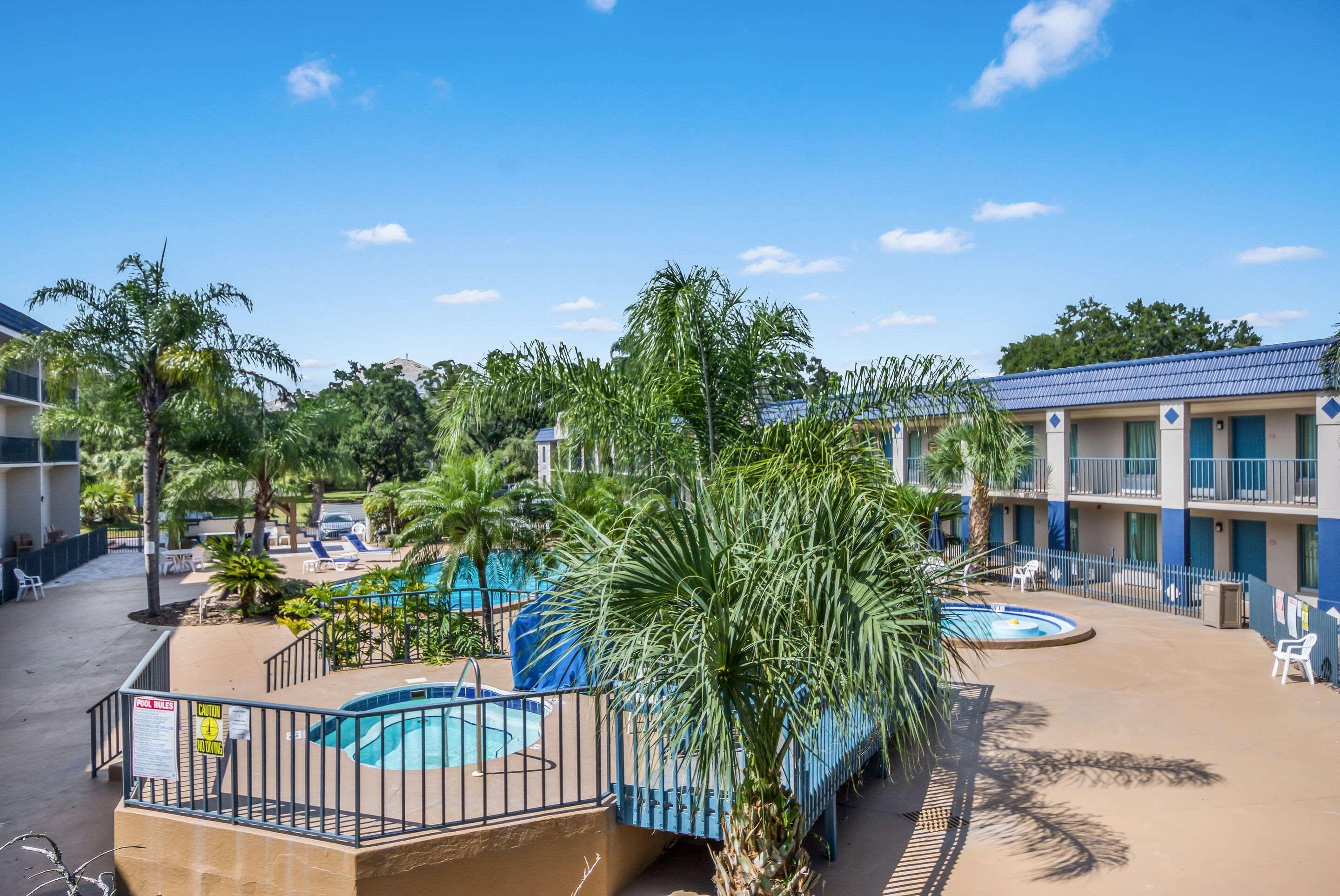 Clarion Inn & Suites Central Clearwater Beach Eksteriør billede