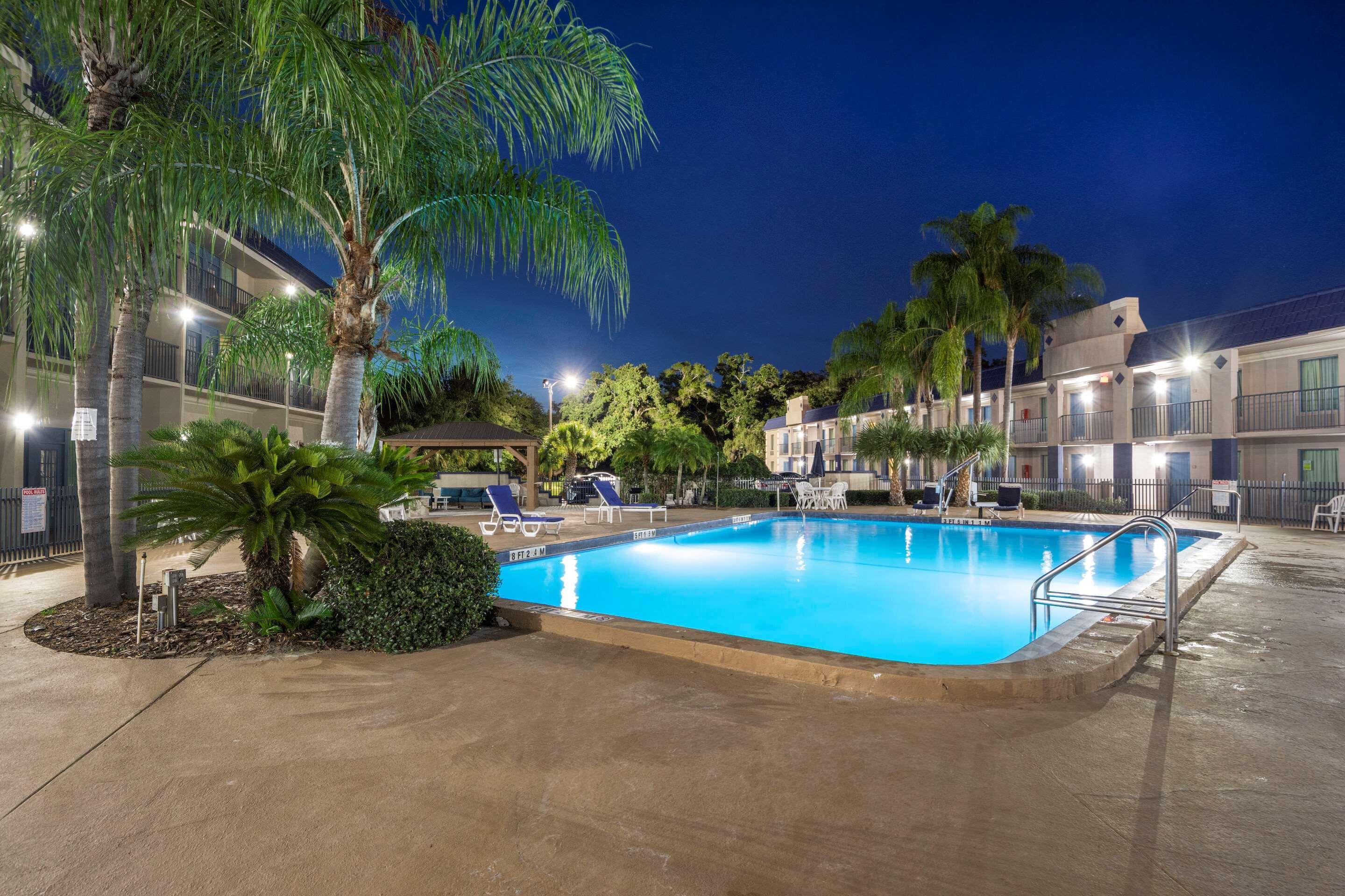 Clarion Inn & Suites Central Clearwater Beach Eksteriør billede