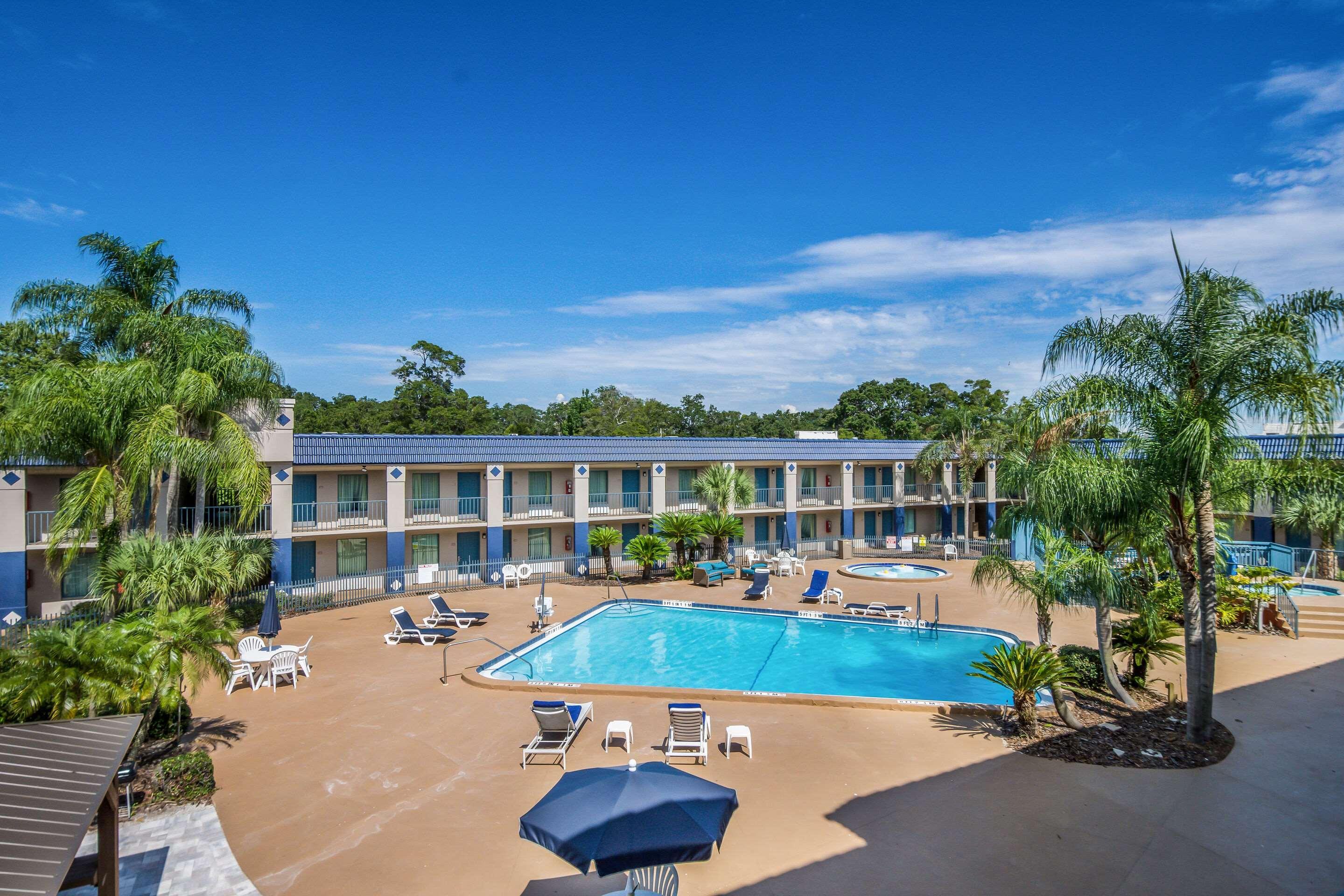 Clarion Inn & Suites Central Clearwater Beach Eksteriør billede