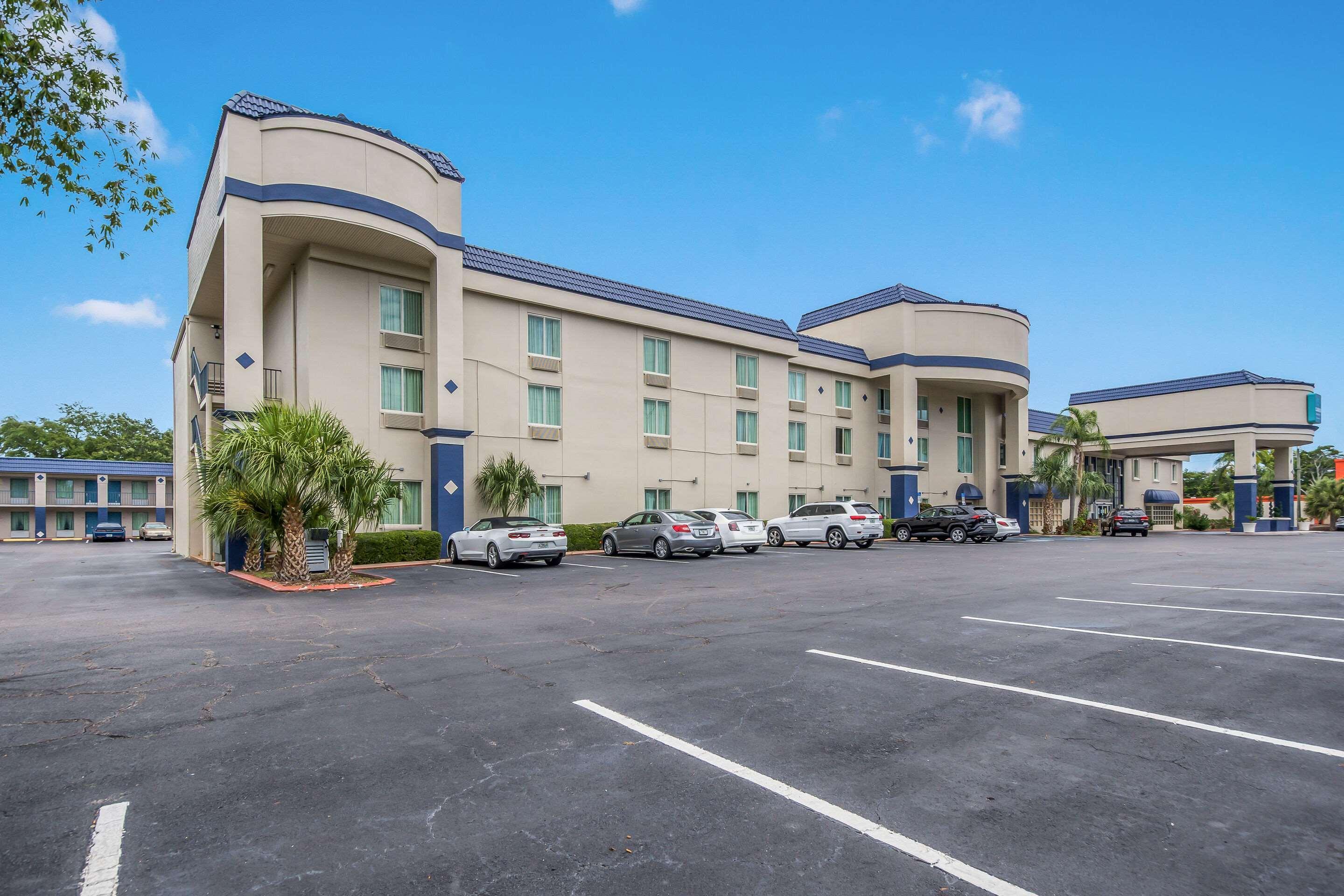 Clarion Inn & Suites Central Clearwater Beach Eksteriør billede