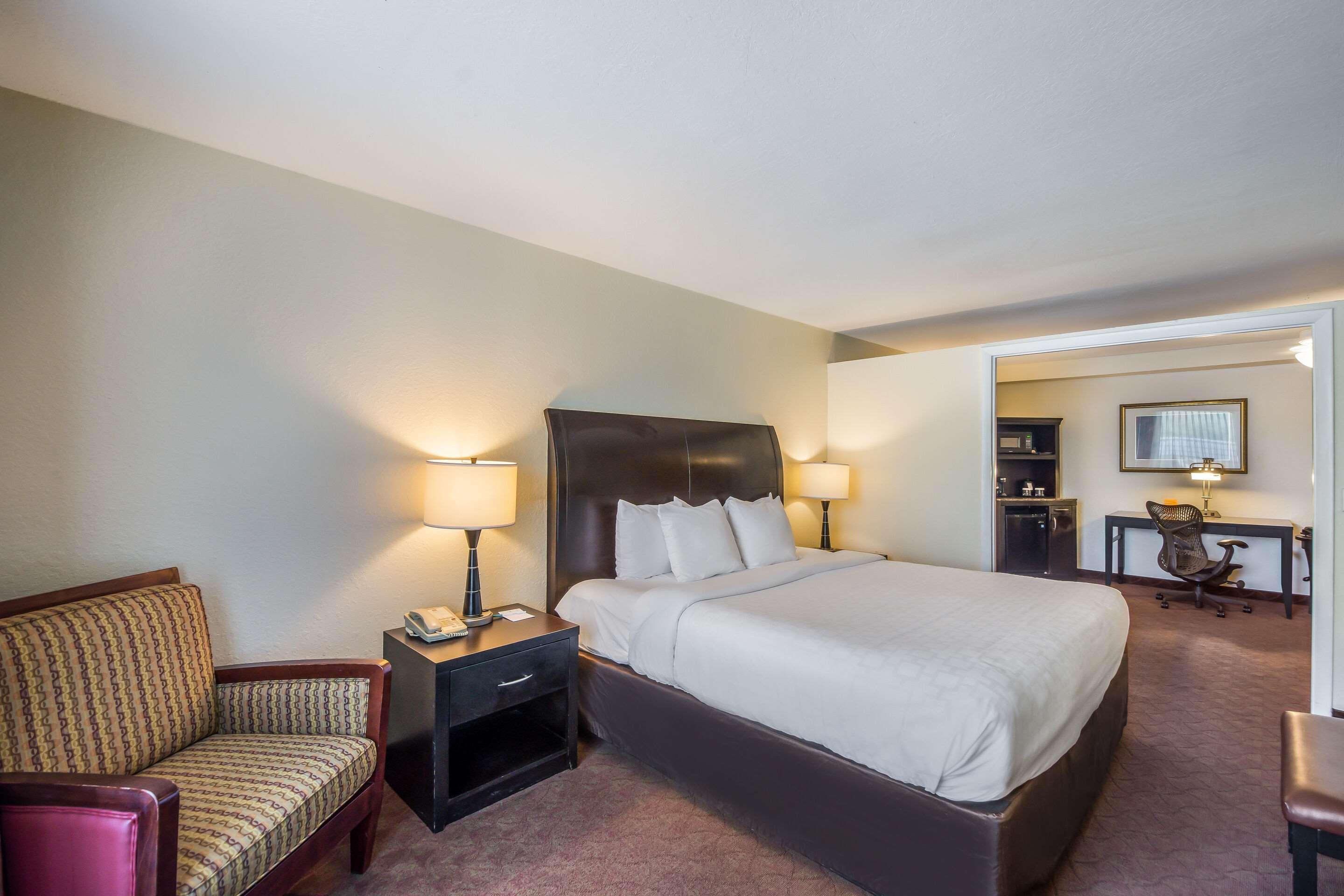 Clarion Inn & Suites Central Clearwater Beach Eksteriør billede