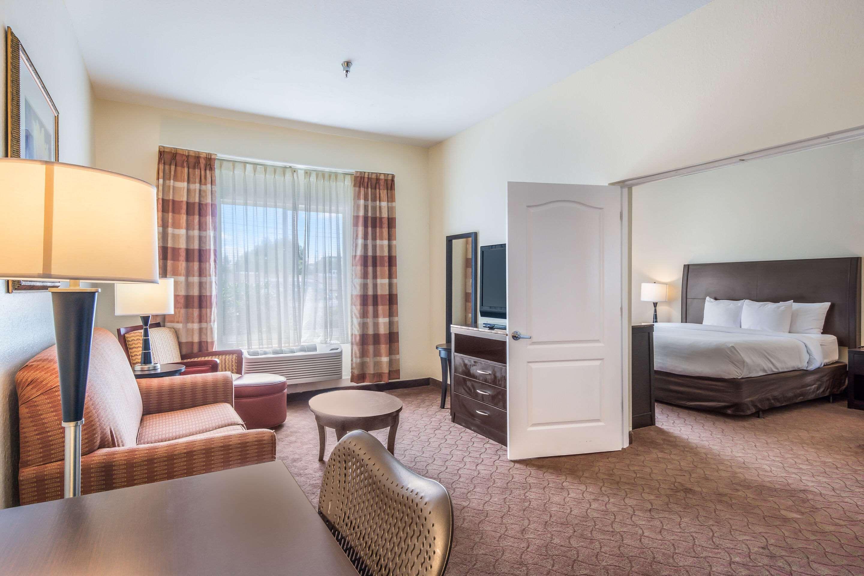 Clarion Inn & Suites Central Clearwater Beach Eksteriør billede