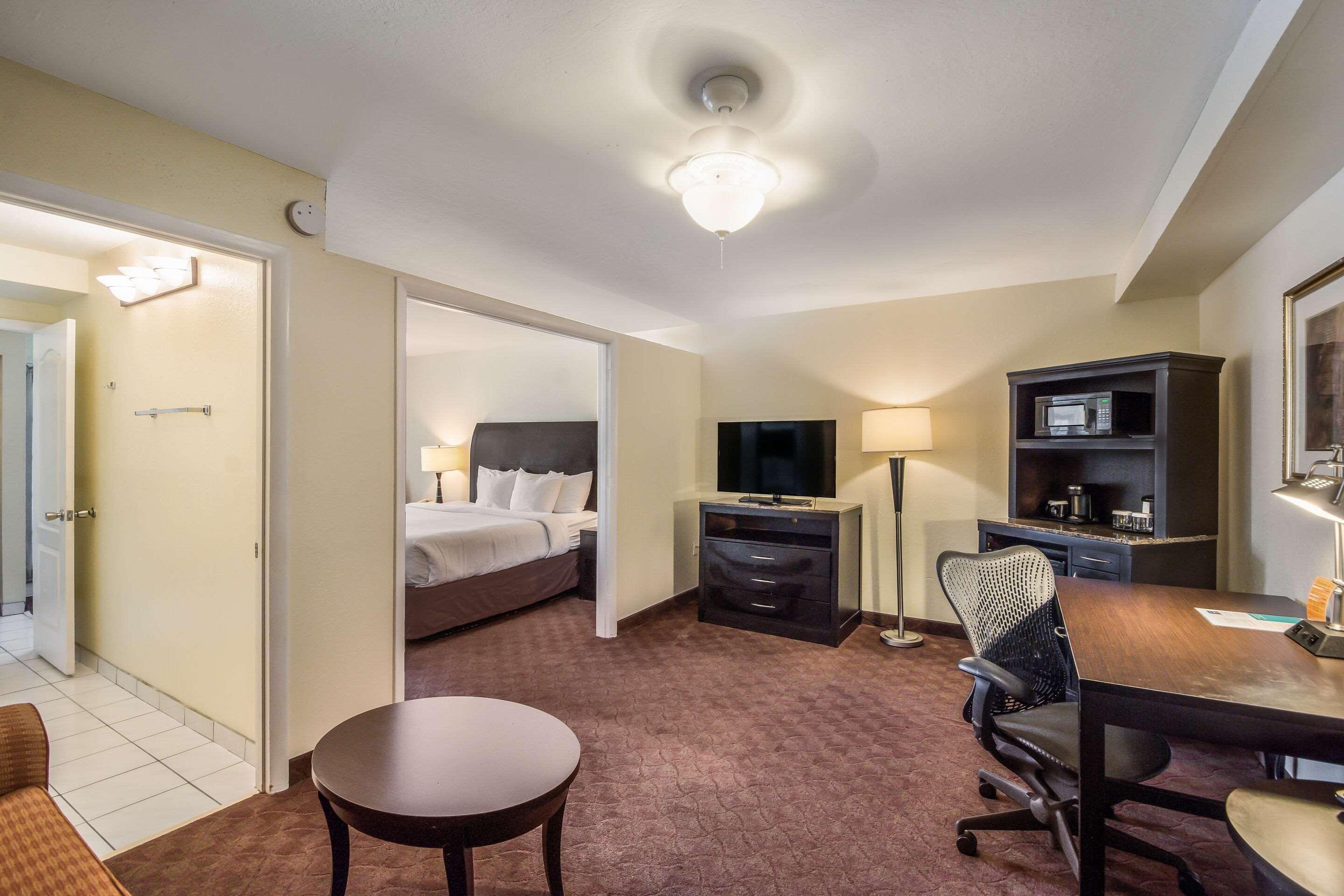 Clarion Inn & Suites Central Clearwater Beach Eksteriør billede