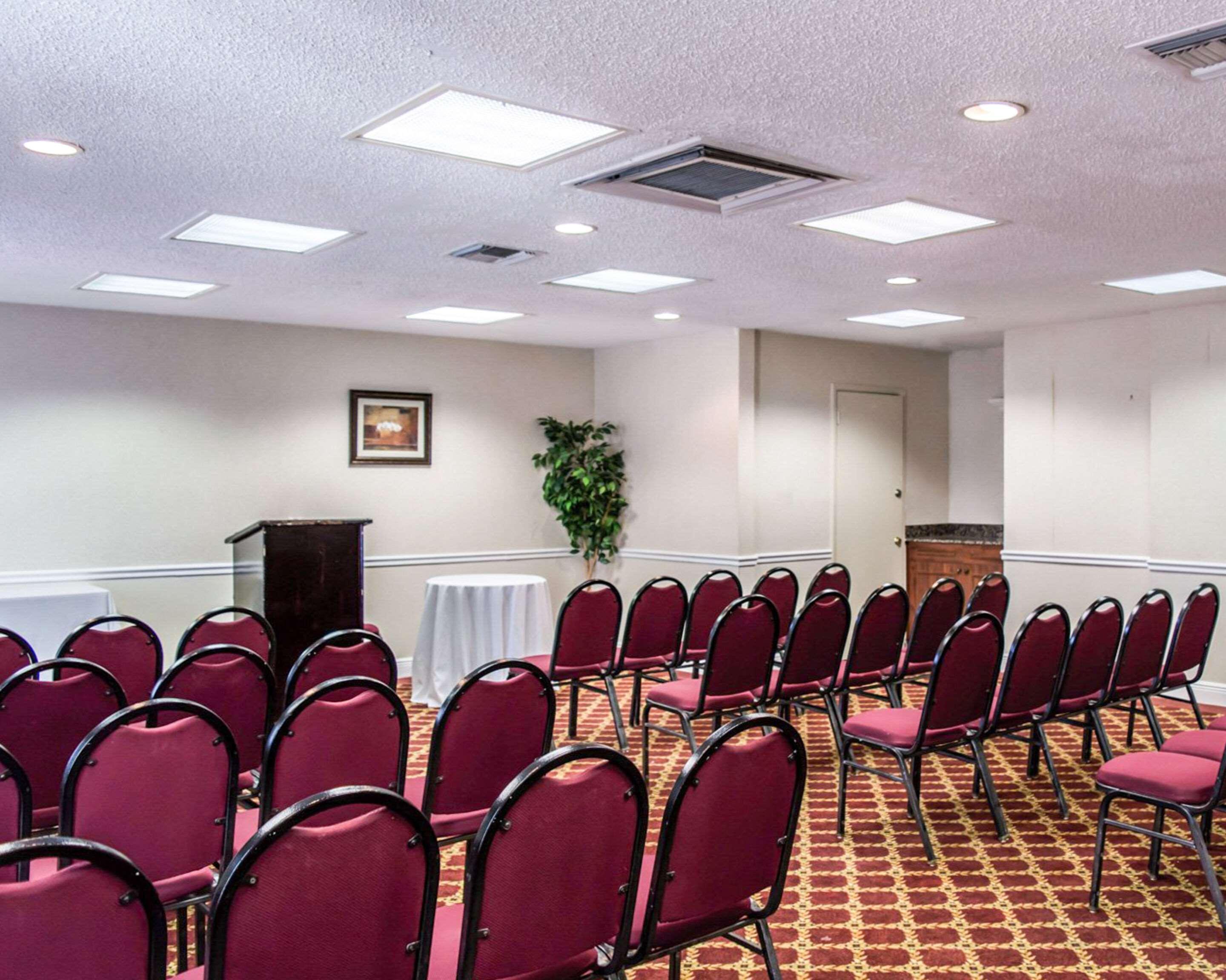 Clarion Inn & Suites Central Clearwater Beach Eksteriør billede